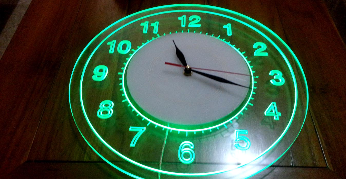 Edgelit Clock: Jam dinding dari bahan acrylic bening, tembus pandang ke belakang seolah melayang, menggunakan lampu LED edgelit. Memberi kesan tekno. Bisa diukir tulisan sesuai dengan permintaan.