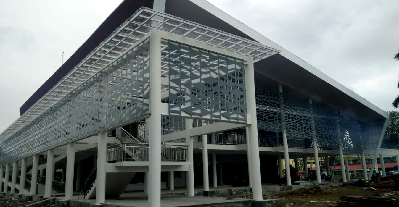 Application sample: aplikasi produk CNC pada exterior bangunan, material ACP (Aluminium Composite Panel). Lokasi: Mempawah, Kalimantan Barat.